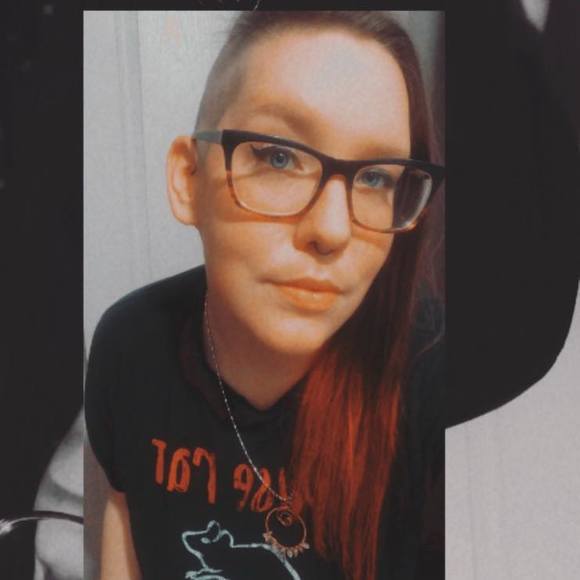 Poshmark profile picture for @debris